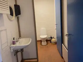 Erhvervslokale udlejes. Godt placeret lige ved siden af Asnæs Centret