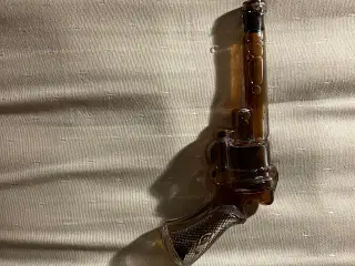 Glasrevolver med whiskey