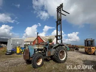 Traktor Ford 2600 med byggelift