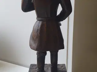 Træfigur - Brandmand spiller tromme