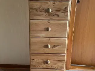 Kommode i fyrtræ