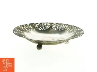 Sølvfarvet fad med gennembrudt kant (str. 24 x 6 cm)