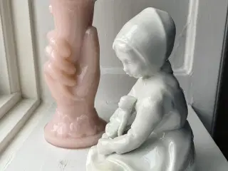 Porcelænsfigur fra GDR, pige med dukke, NB