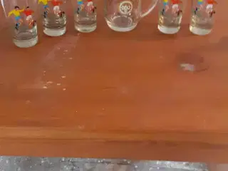 5 glas og et DBU krus med navne på kruset giv et b