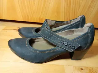 Smarte sorte sko, str. 40. Mærke: Tamaris