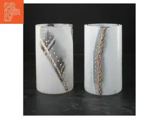 Glasvaser med dekoration (str. 8,5 cm x 16 cm)