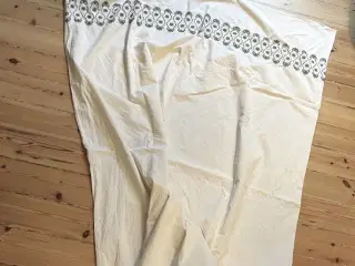 Dynebetræk med fint broderi.