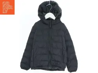 Vinterjakke med hætte fra Uniqlo (str. 122)