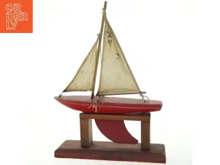 Modelsejlskib på træfod (str. 30 cm)
