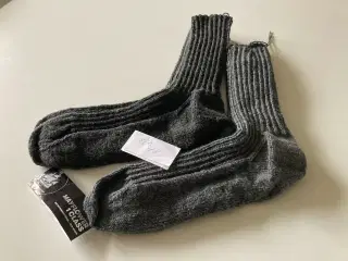 Hjemmestrikkede sokker sælges