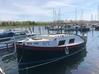 Hyggeligt indrettet motorbåd