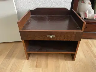 Sengebord i mørkt træ