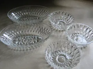 Ovale og runde glasskåle i samme mønster
