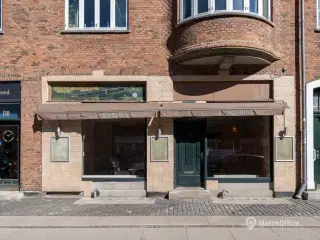 UDLEJES: Butik med stort facadeparti. åben planløsning og mange muligheder