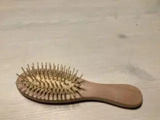 Lille hårbørste i træ