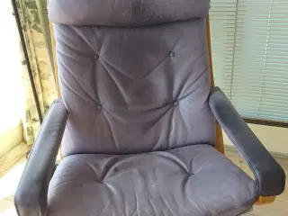 Siesta lænestol med armlæn i mørkeblå læder