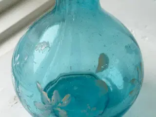 Karaffel, blåt glas m patineret deko