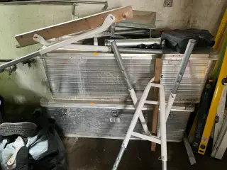 2 Stk. Jumbo metal kasser og bordbukke