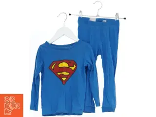 Blåt sæt med Superman logo fra H&M (str. 92)
