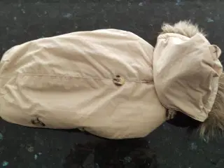 Vinterjakke med hætte.