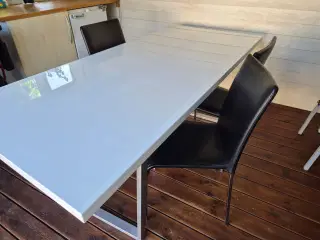 Spisebord med stole