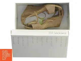 Brugte beige damesandaler med hæl fra Unisa (str. 38,5 )