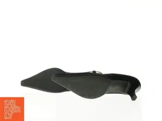 Sorte pumps med dekoration fra J Emix (str. 39)