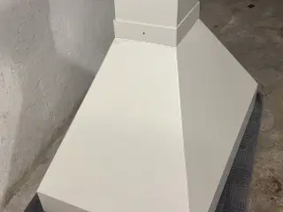 Hvid frithængende emhætte