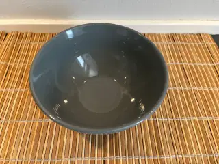 Stilren mørkegrå stentøjsskål med dekorative rille