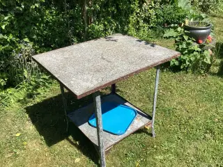 Gammelt gasbord jern og beton