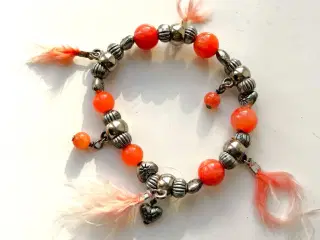 Armbånd med perler i glas og metal - Koral og sølv
