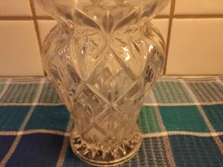 Vase i presset glas