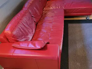 Rød lædersofa med chaiselong 