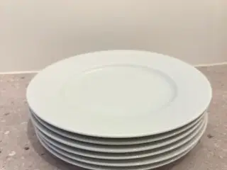 6 hvide tallerkner gives væk