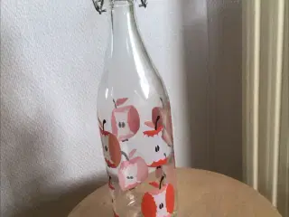Vandflaske med æbler 
