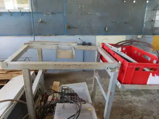 Stativ med plastkasse og indhold.
