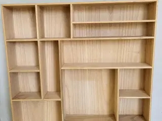 Fin sættekasse/væg reol i træ.