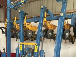 Kleine Unicorn 3, 12 rækket. Med skær til direkte såning. Utrolig velholdt såmaskine.