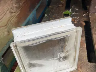 Glas til indmuring i væk