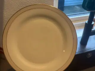 Tallerkner med guldkant 