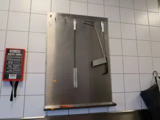 Rustfri stålhylde med indhold