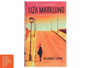 En plads i solen : krimi af Liza Marklund (Bog)