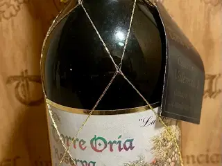 Rødvin Torre Oria fr 1990 og vodka SMIRNOFF 1977