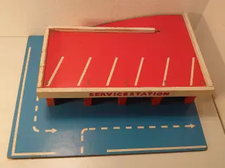 Servicestation i træ fra Vero.  1960-70