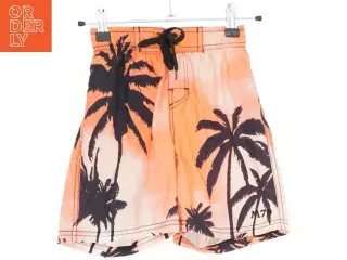 Orange badebukser med palmetræsmønster fra We Make Sport Alive (str. 116)