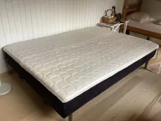 Sort sovesofa 140x200 udslået