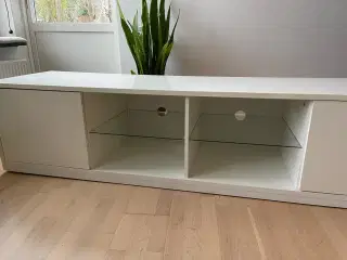 TV bord med 2 små glas hylder og 2 små skabe 