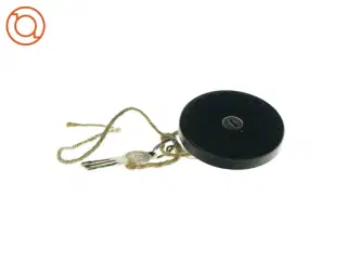 Benzindækslet med tilhørende nøgle (str. 8 o)