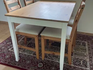Sofabord med 4 stole