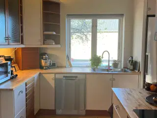 Pænt og funktionelt køkken – inkl. næsten alle hvi